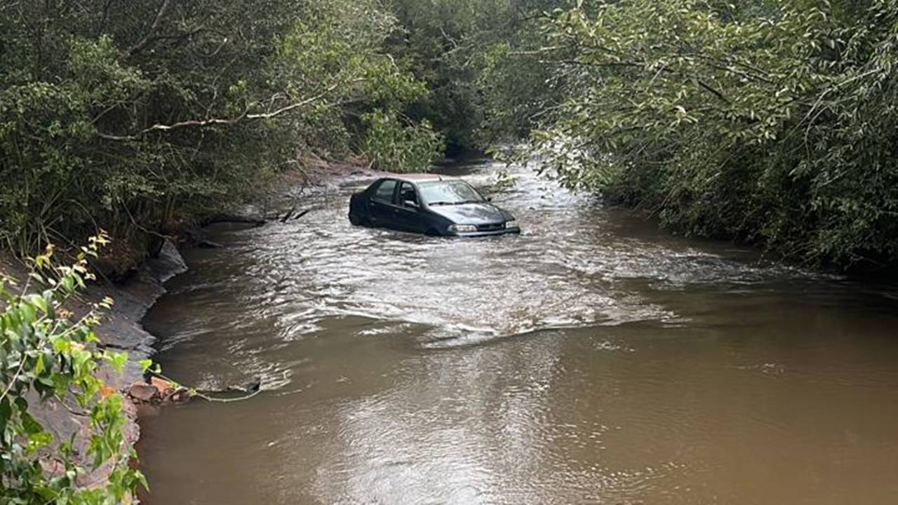 Patrulha Rural localiza veículo suspeito dentro de rio em Assis Chateaubriand