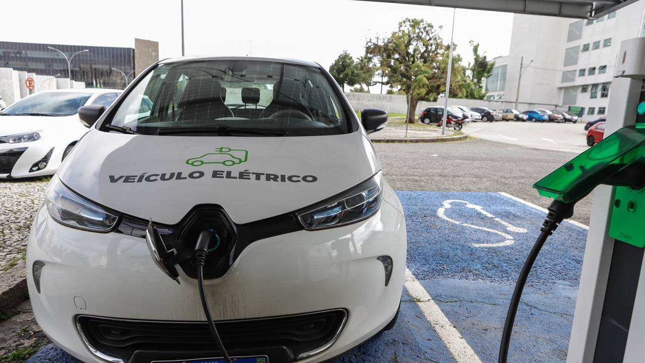 Venda de carros elétricos cresce 123% no primeiro trimestre de 2024 no Paraná