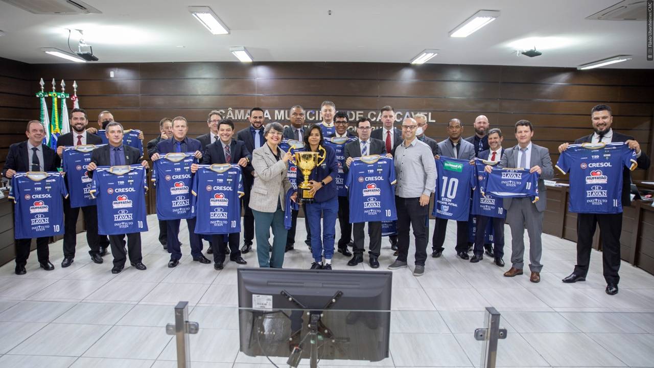 Legislativo cascavelense homenageia Stein Cascavel Futsal Feminino