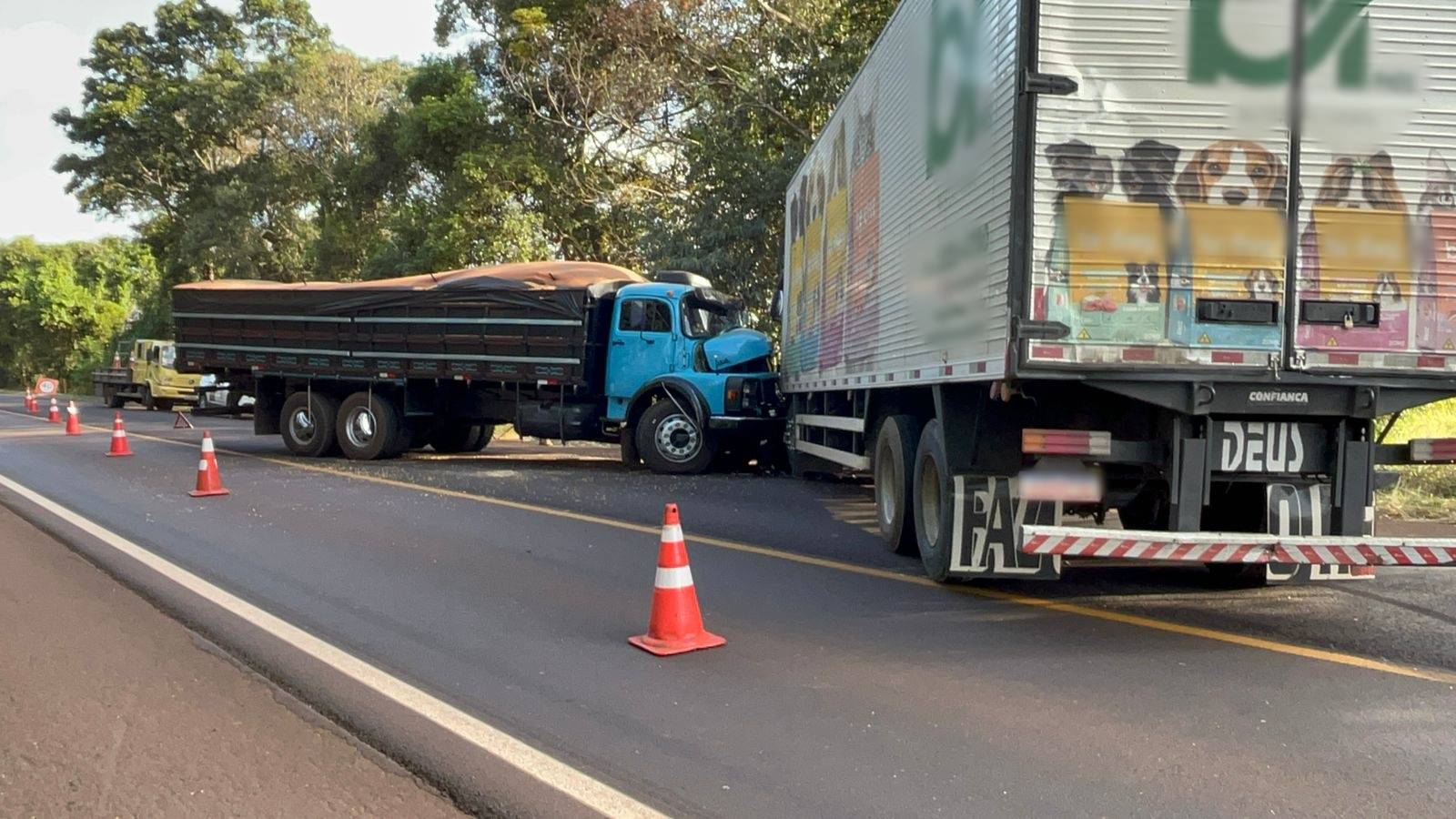 Mal súbito: Colisão frontal entre dois caminhões é registrada na BR-369 em Corbélia