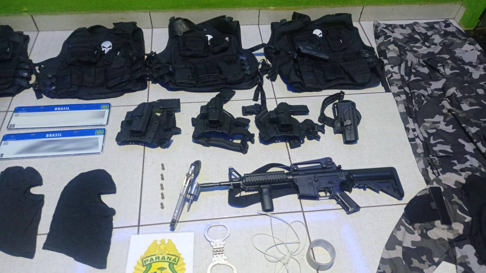 Base de assaltante é desmantelada pela PM em Foz do Iguaçu: armas, fuzil e até vestimentas policiais