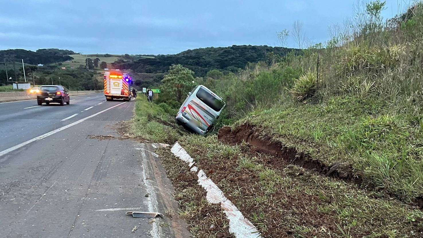 Ônibus com 42 passageiros a bordo sai da pista e cai em valeta na lateral da pista na BR-277