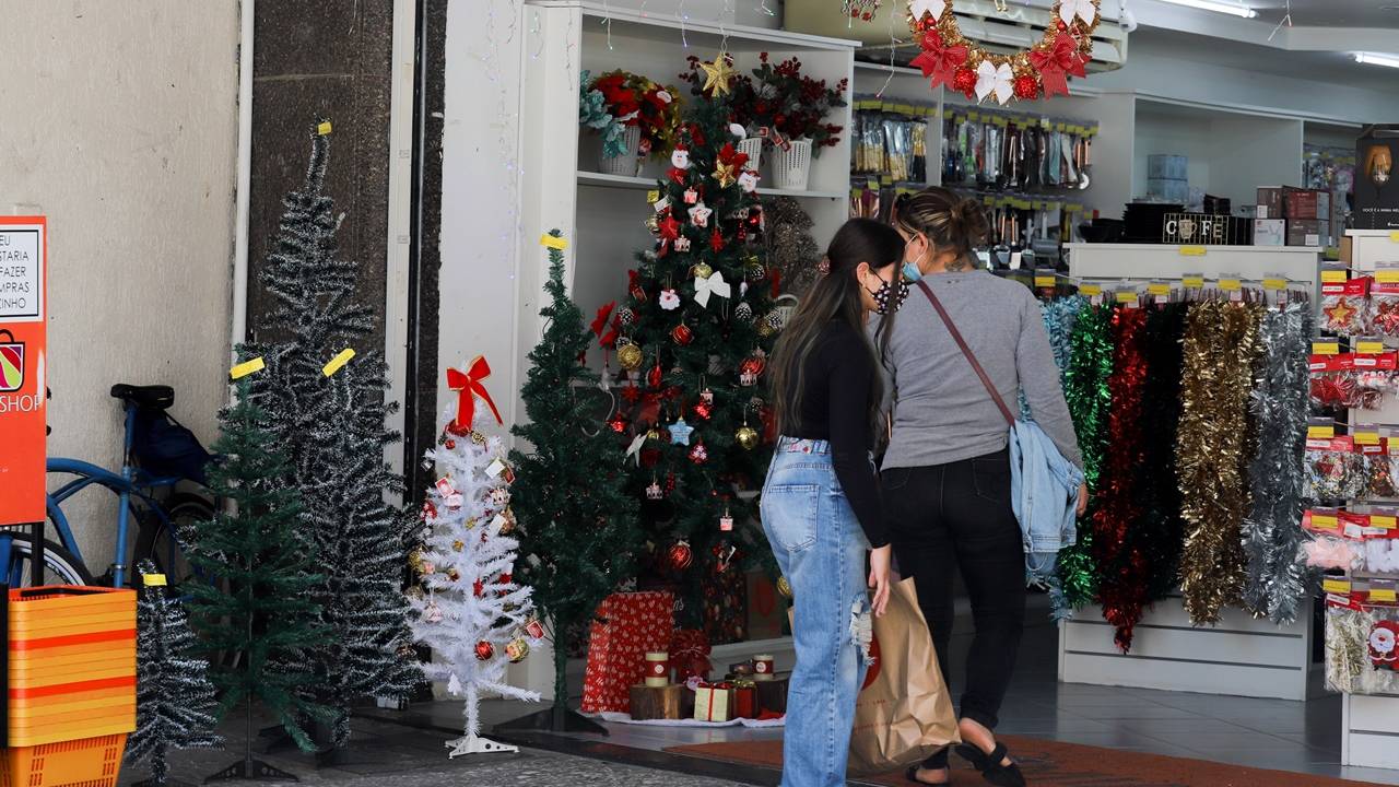 Paraná bate recorde no tempo médio de abertura de empresa em outubro: 14 horas