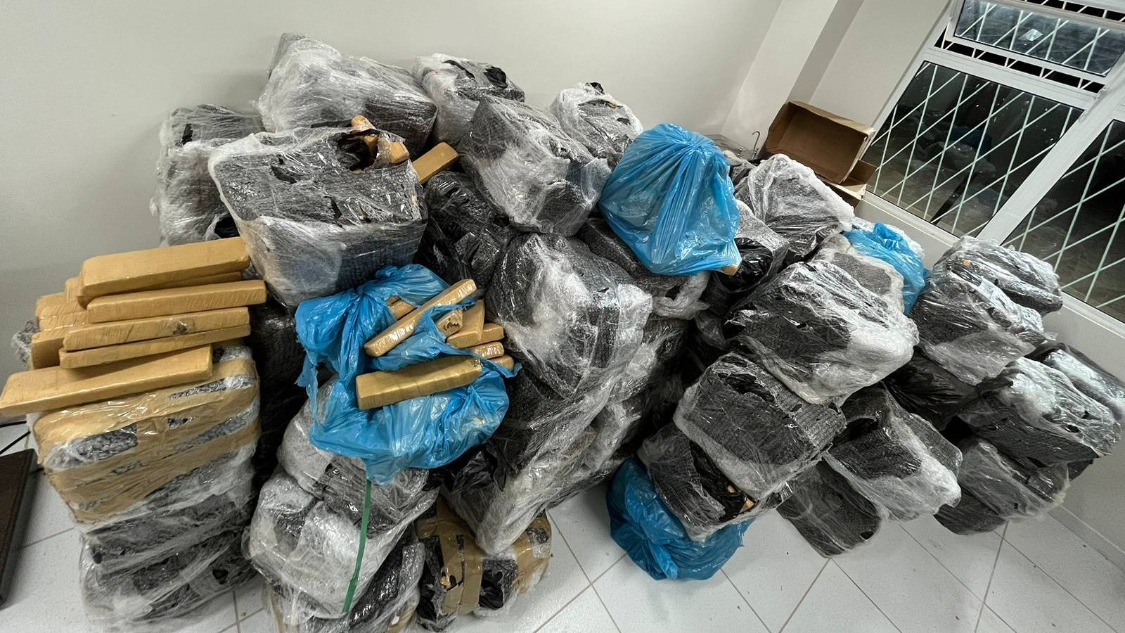 Apreensão Recorde: Polícia Militar intercepta carregamento de 2.200kg de maconha em Corbélia