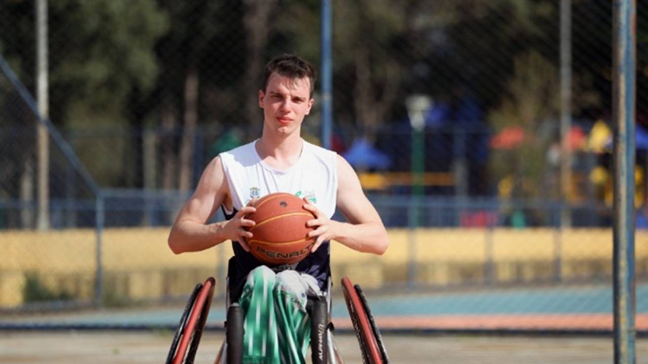 Competição de basquete em cadeira de rodas reúne atletas de quatro estados em Cascavel