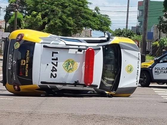 Viatura da PM tomba em colisão na Avenida Brasil, deixando dois policiais feridos