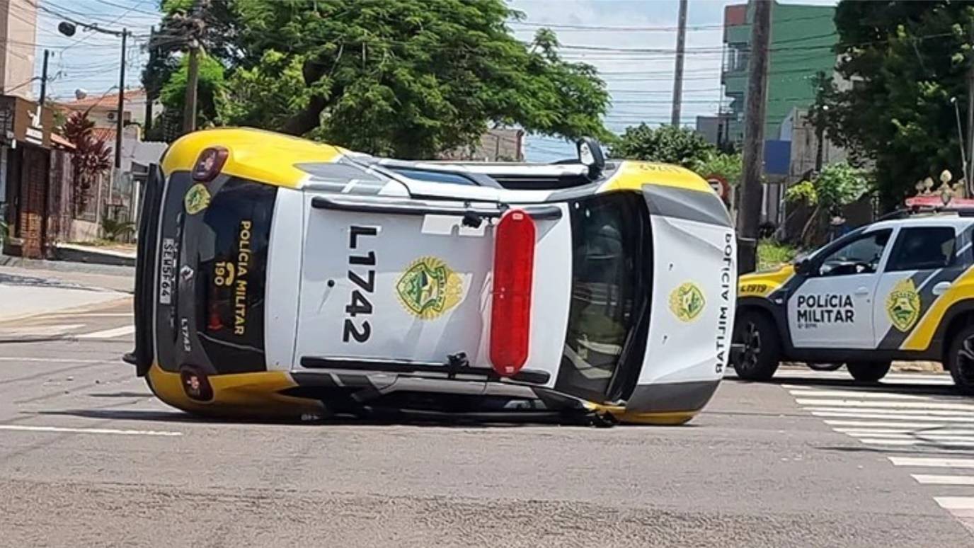 Viatura da PM tomba em colisão na Avenida Brasil, deixando dois policiais feridos