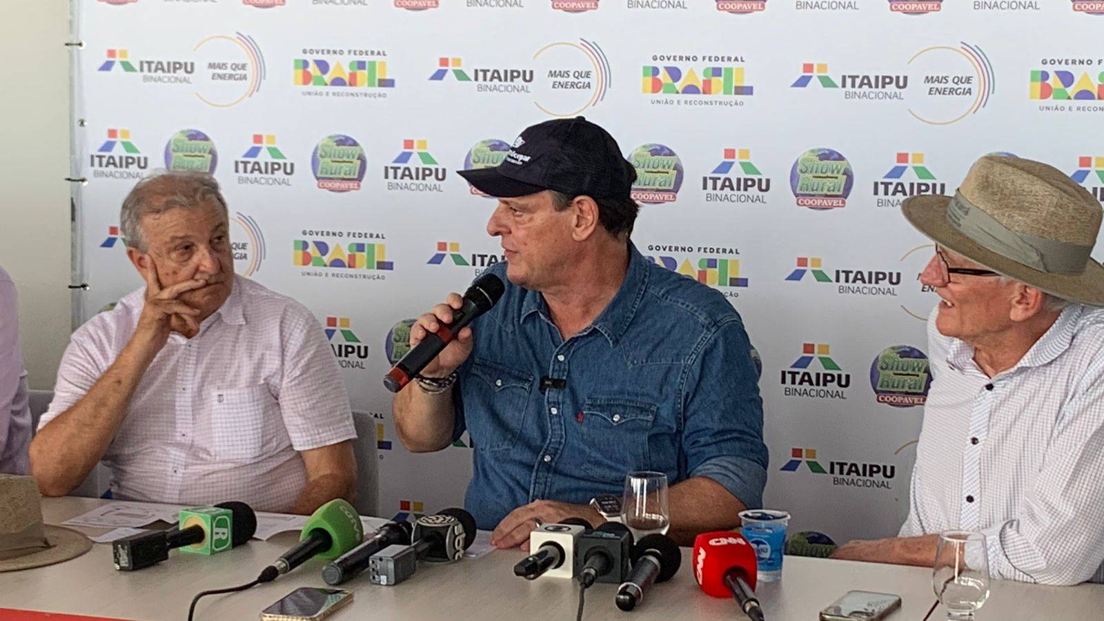 Carlos Fávaro anuncia suspensão da importação de tilápia do Vietnã durante visita ao Show Rural