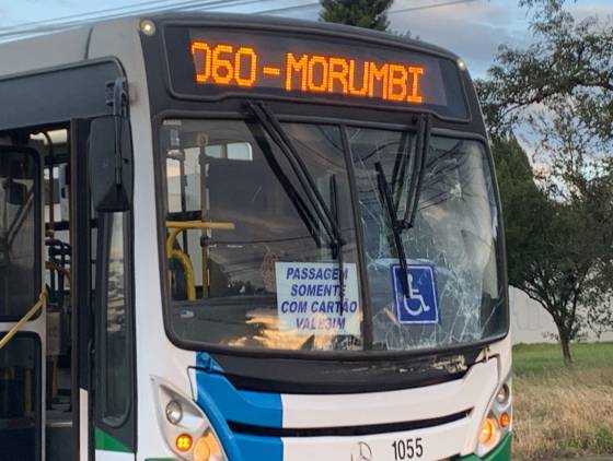 Forte colisão entre ônibus do transporte coletivo e caminhão é registrada no Bairro São Cristóvão