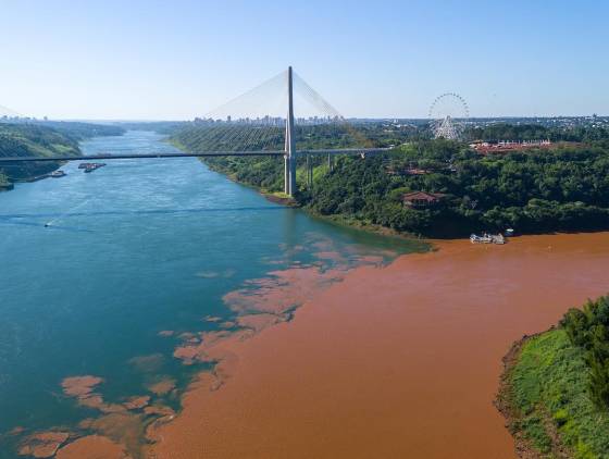 Encontro: Rios Iguaçu e Paraná revelam contraste estonteante no Marco das Três Fronteira