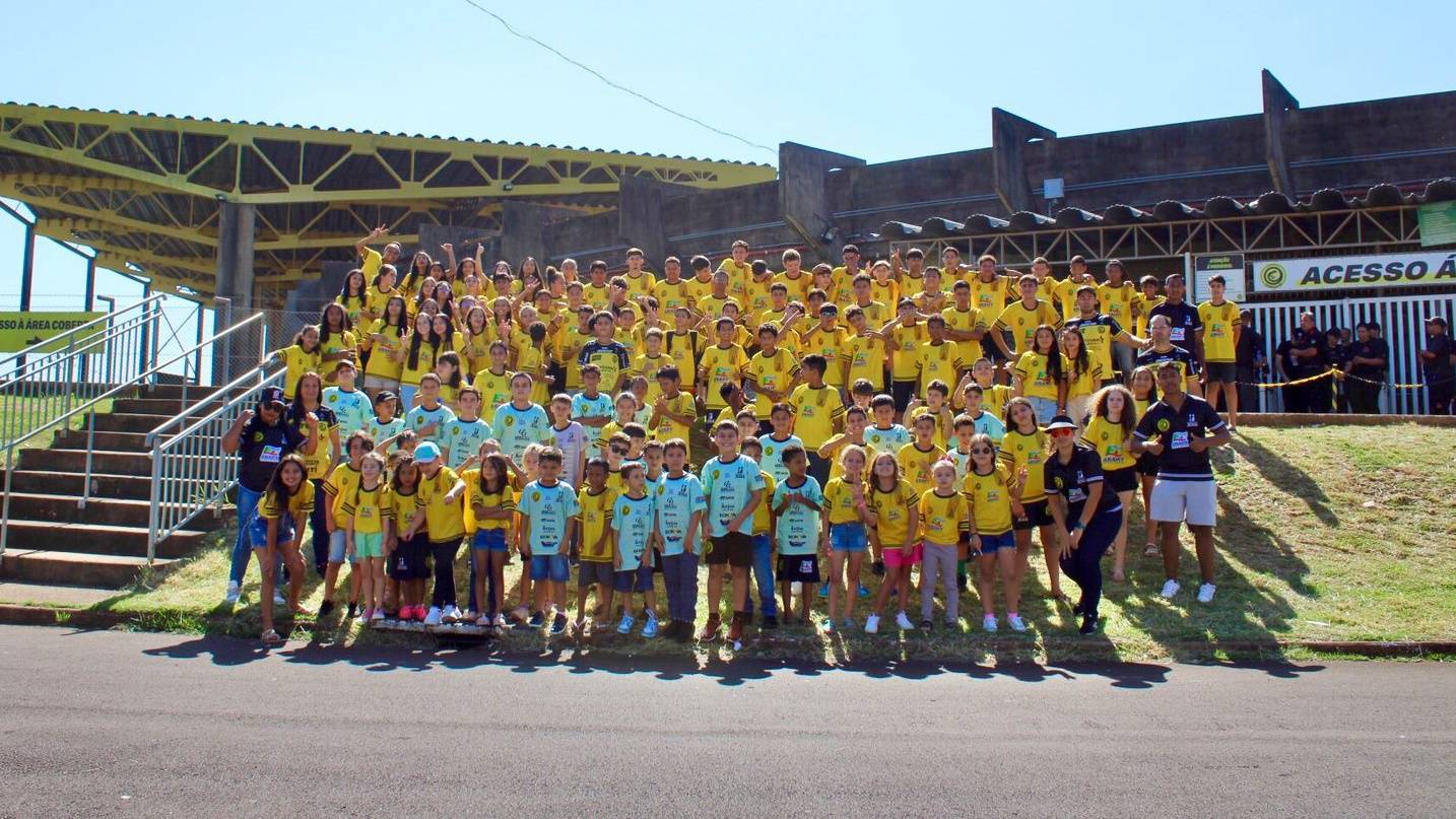 Talentos de Jesus vibram no estádio: 132 crianças de Anahy assistem partida em Cascavel