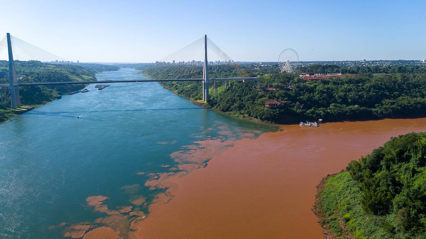 Encontro: Rios Iguaçu e Paraná revelam contraste estonteante no Marco das Três Fronteira