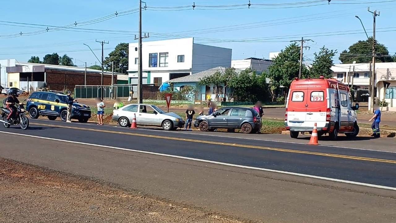 Carros se chocam em acesso a posto de combustíveis na BR-277 em Santa Teresa do Oeste