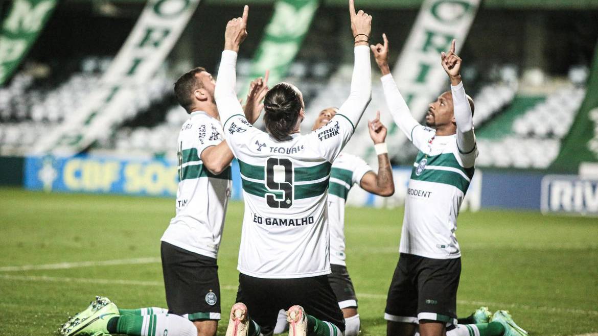 Coritiba goleia Brusque e amplia vantagem na liderança da Série B