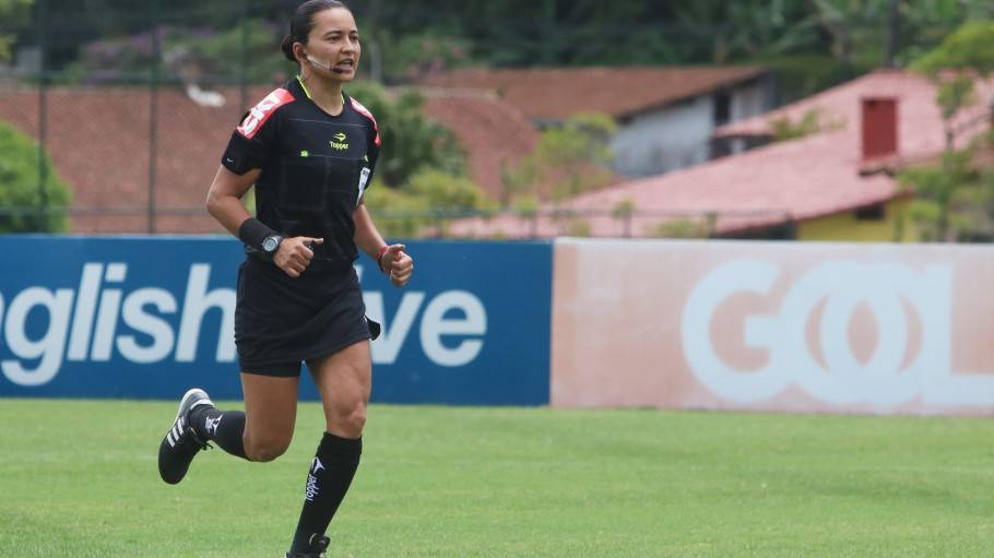 Gugu Bueno homenageia árbitra Edina Batista por apitar final histórica do Brasileirão Feminino