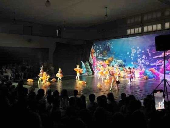 "O Fundo do Mar" encanta estudantes em Corbélia e celebra 30 anos da Escola de Dança Fluir