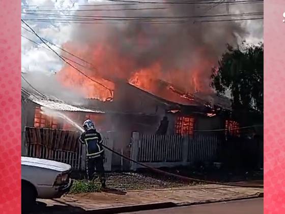 Incêndio destrói duas casas em Toledo, deixando famílias desabrigadas