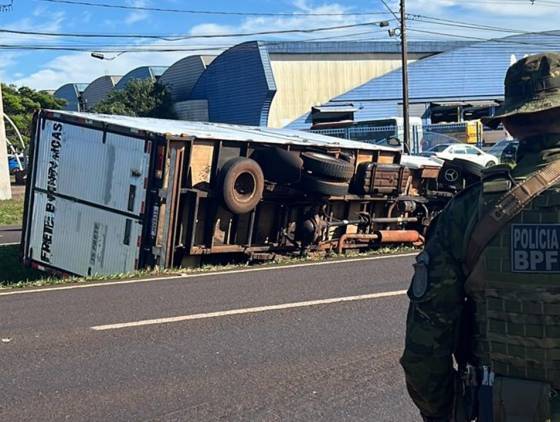 Caminhão com carga de cigarros contrabandeados tomba na BR 277 em Cascavel