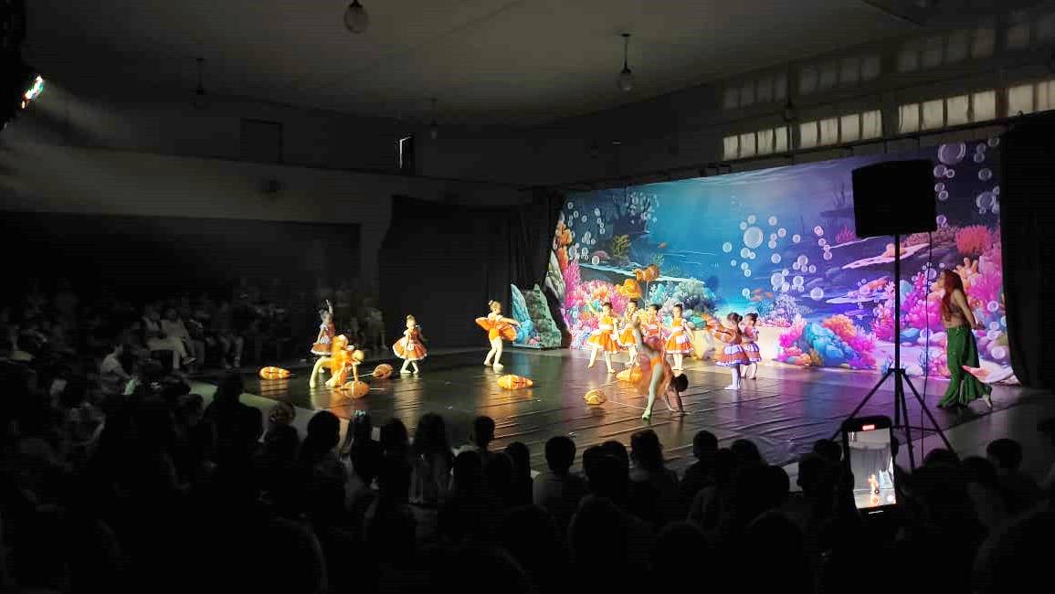 "O Fundo do Mar" encanta estudantes em Corbélia e celebra 30 anos da Escola de Dança Fluir