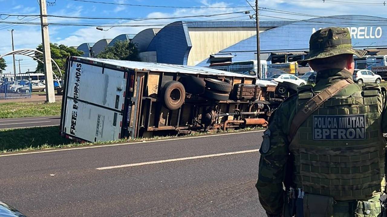 Caminhão com carga de cigarros contrabandeados tomba na BR 277 em Cascavel