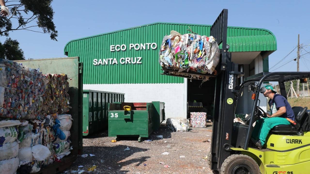 Escassez de recicláveis afeta remuneração de catadores