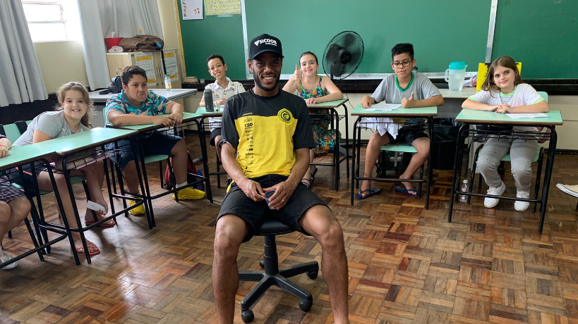 Alunos da Escola Municipal Rubens Lopes recebem visita de atleta do FC Cascavel