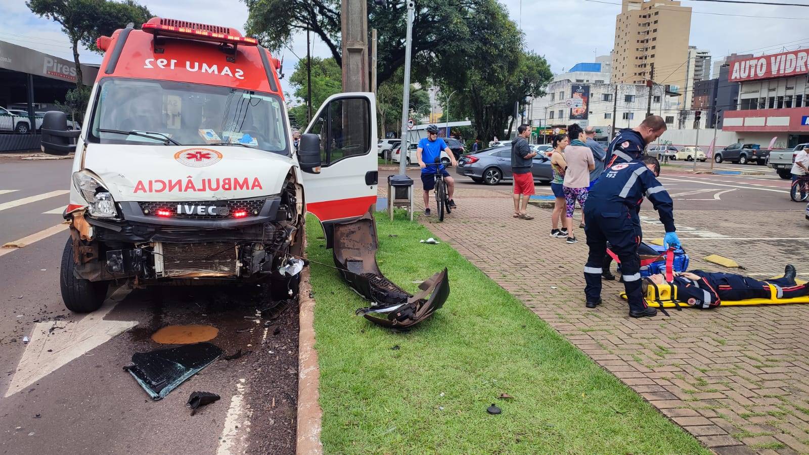 Ambulância do Samu se envolve em grave colisão de trânsito no centro de Cascavel