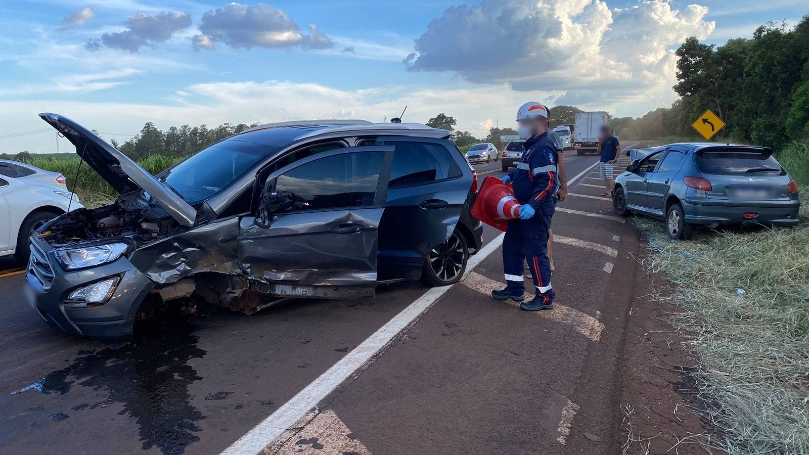 Forte colisão entre quatro veículos é registrada na BR-369 em Corbélia