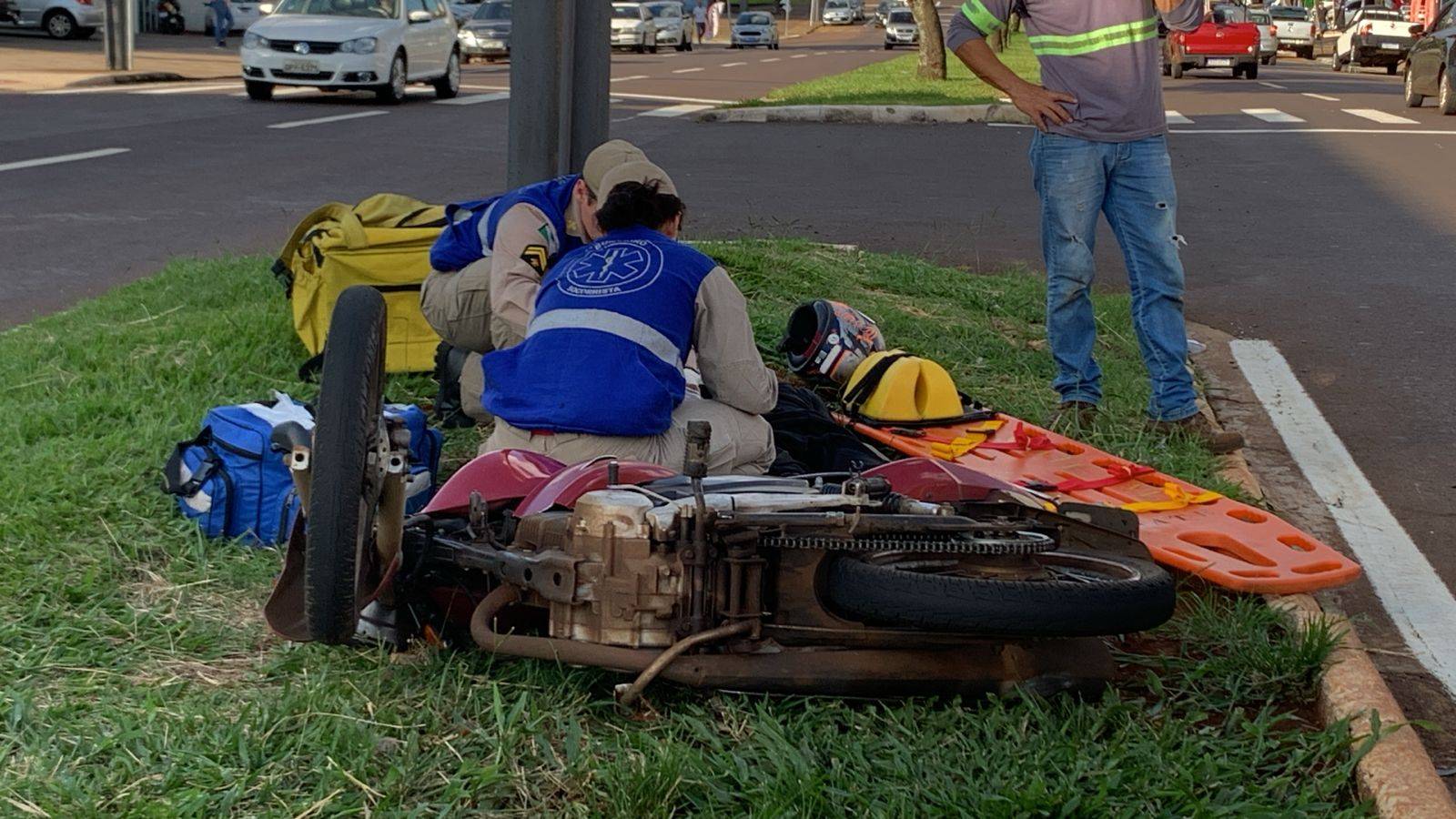 Motociclista sofre ferimentos em braço e mão após forte colisão na Avenida Rocha Pombo em Cascavel