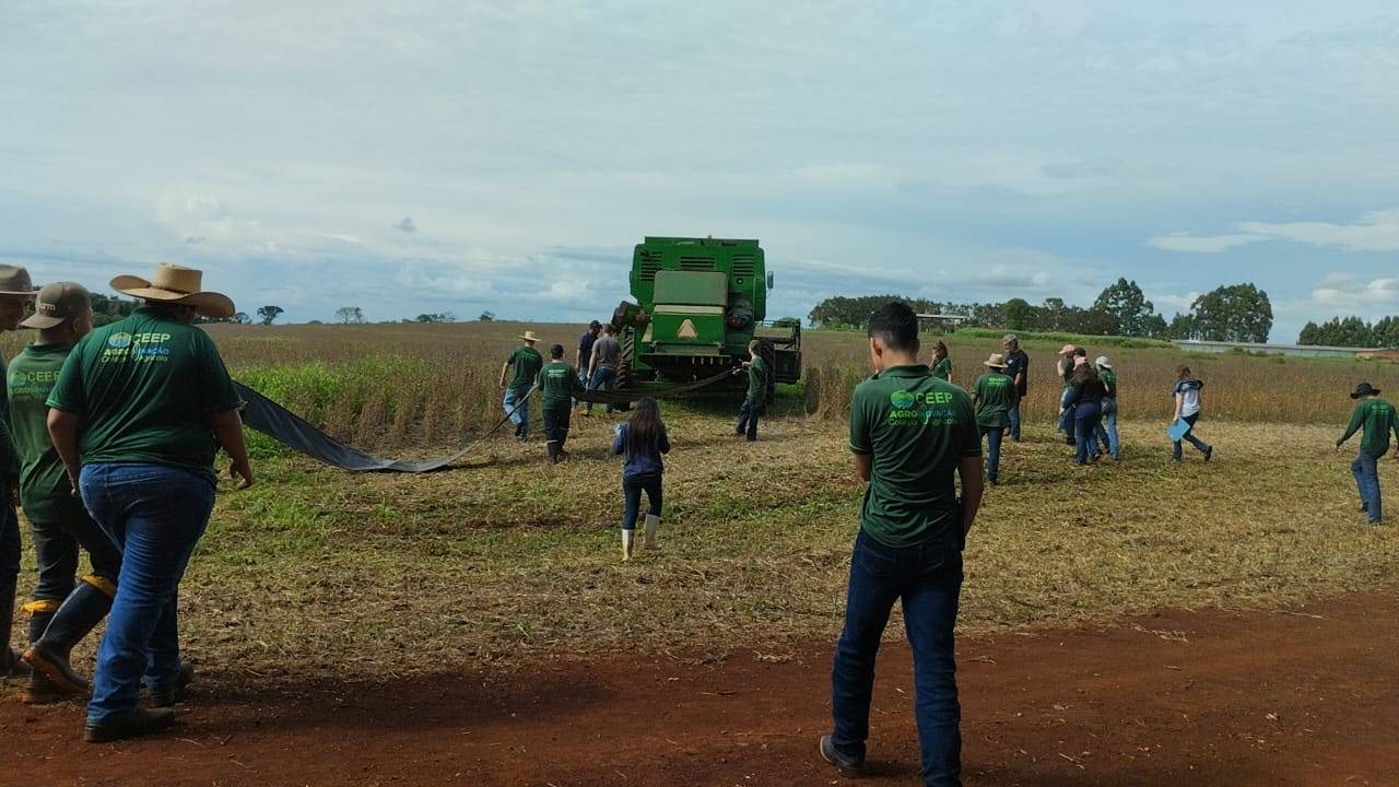 Avaliação de perdas na colheita de soja é tema de estudo na Escola CEEP Agroinovação