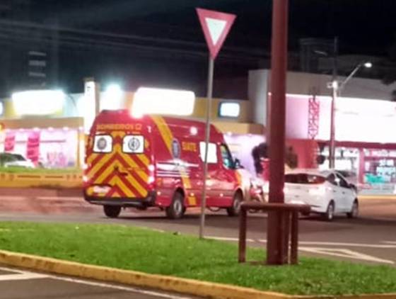 Motociclista fica ferido após colisão em rotatória da Rua Barão do Rio Branco em Toledo