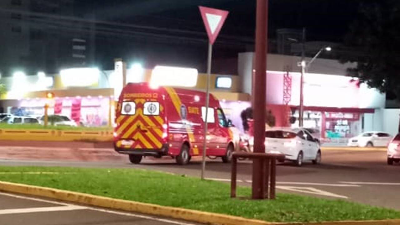 Motociclista fica ferido após colisão em rotatória da Rua Barão do Rio Branco em Toledo