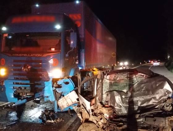 Três pessoas morrem em colisão frontal entre carro e caminhão na BR-277 em Guaraniaçu
