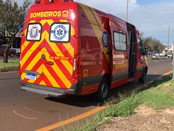 Motociclista é fechado por caminhão e sofre acidente na Avenida Rocha Pombo no Bairro Pacaembu