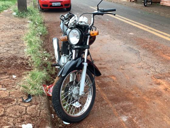 Motociclista de 20 anos fica ferida em acidente no Bairro Periolo em Cascavel