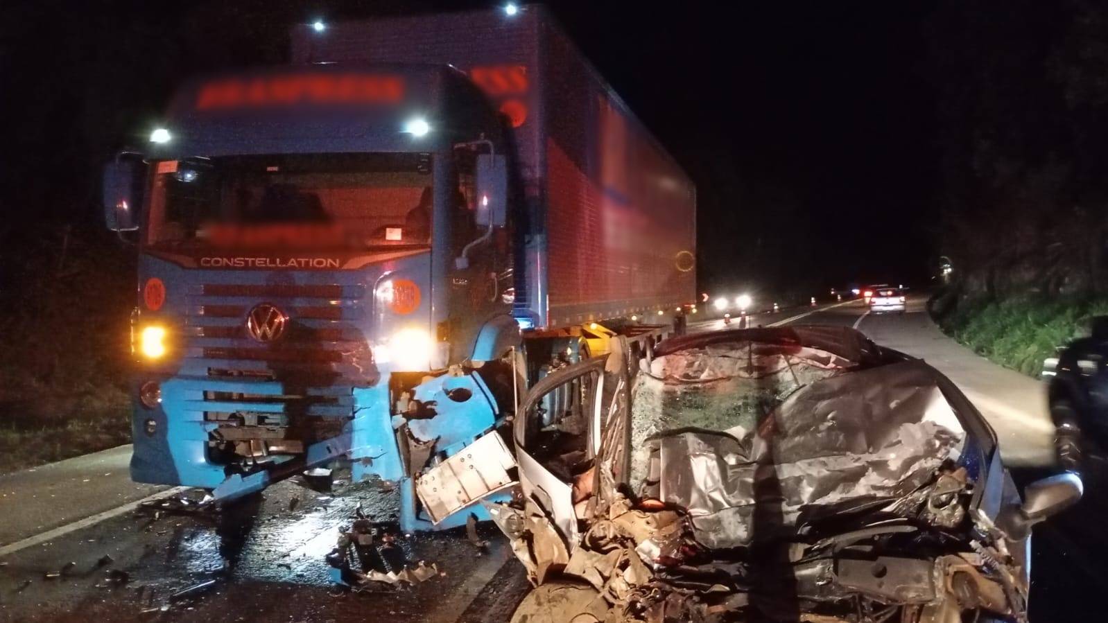Três pessoas morrem em colisão frontal entre carro e caminhão na BR-277 em Guaraniaçu
