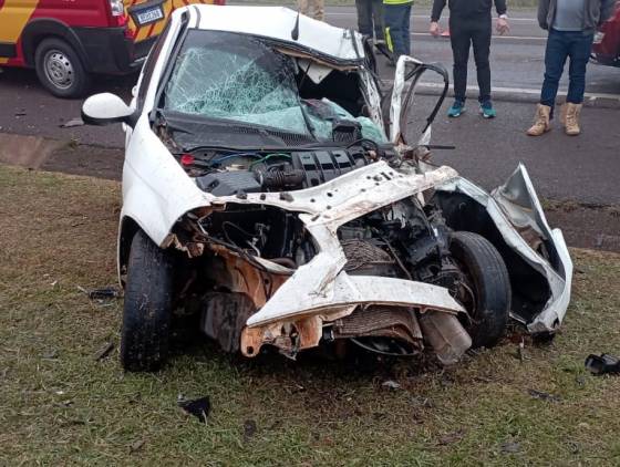 Jovem de 21 anos fica em estado grave após acidente entre caminhão e carro na BR-277 em Cascavel