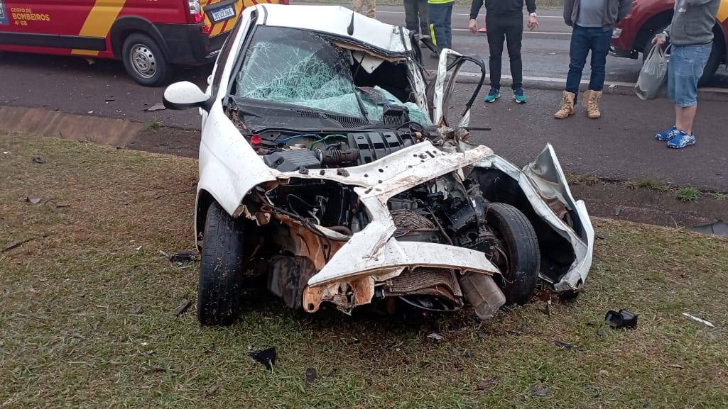 Jovem de 21 anos fica em estado grave após acidente entre caminhão e carro na BR-277 em Cascavel