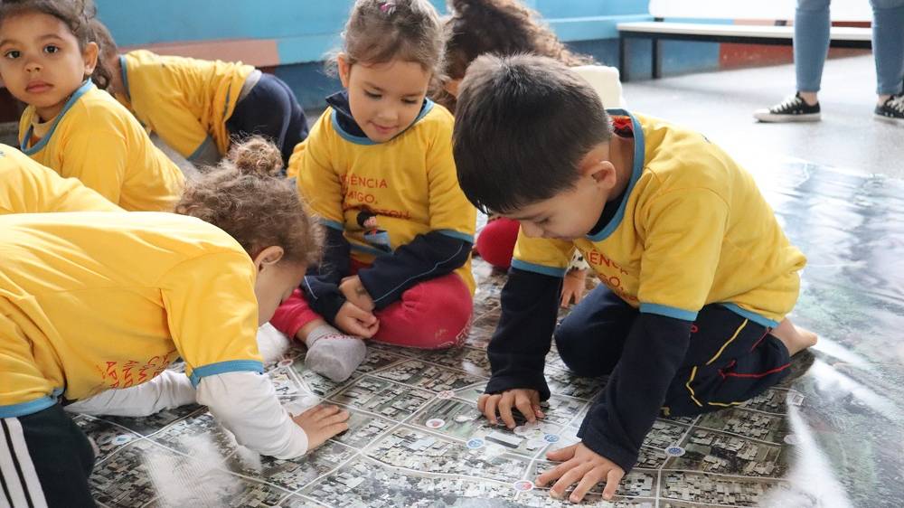 Com o dedinho no mapa, crianças apontam o que pensam sobre seu bairro