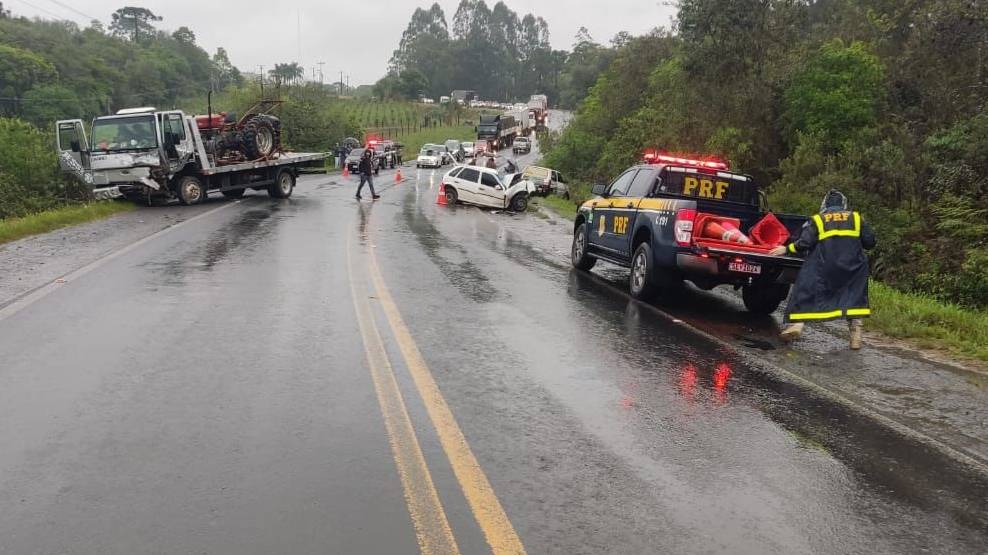 Colisão frontal seguida de colisão traseira deixa uma pessoa morta na BR-153 em Rebouças