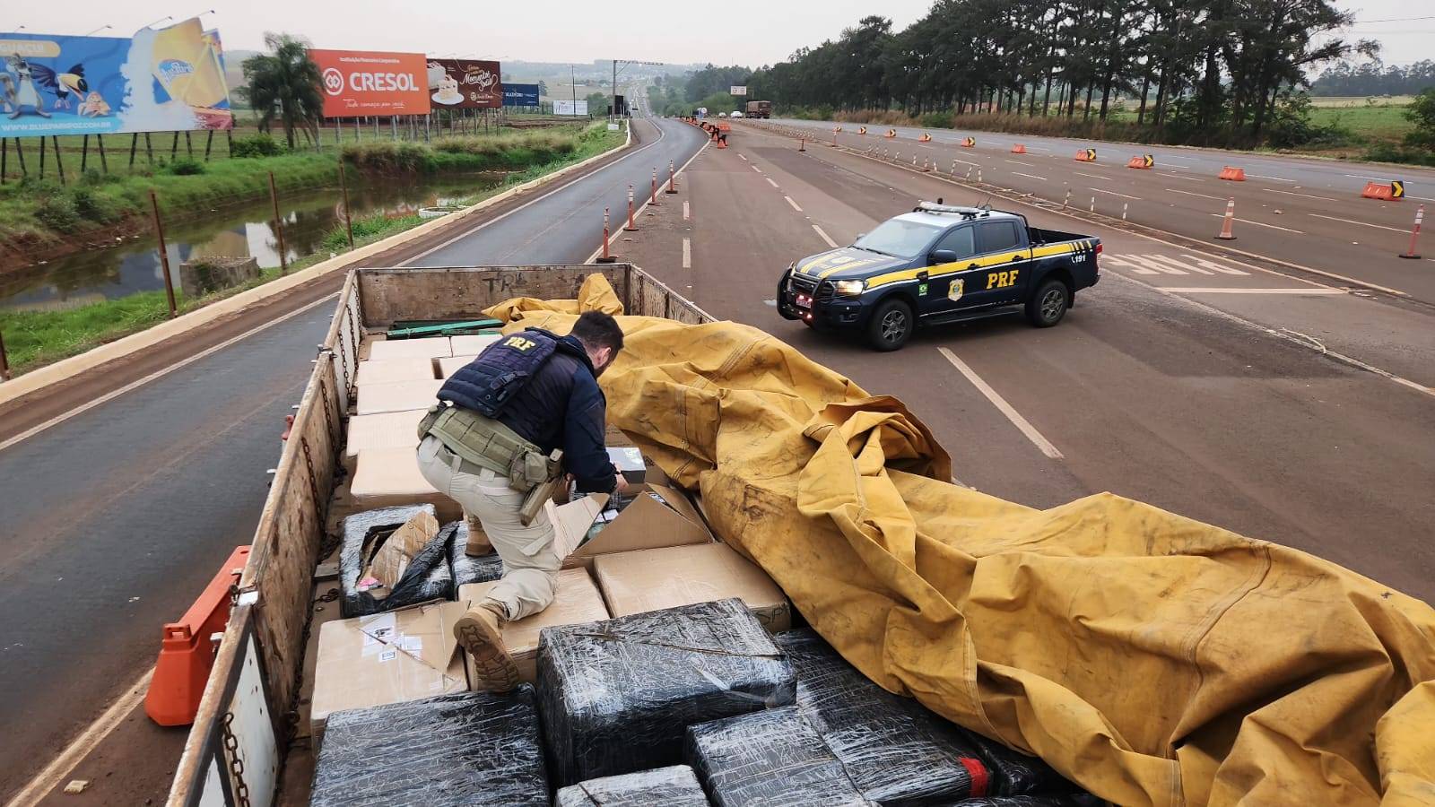 PRF apreende caminhão com milhares de cigarros eletrônicos em São Miguel do Iguaçu