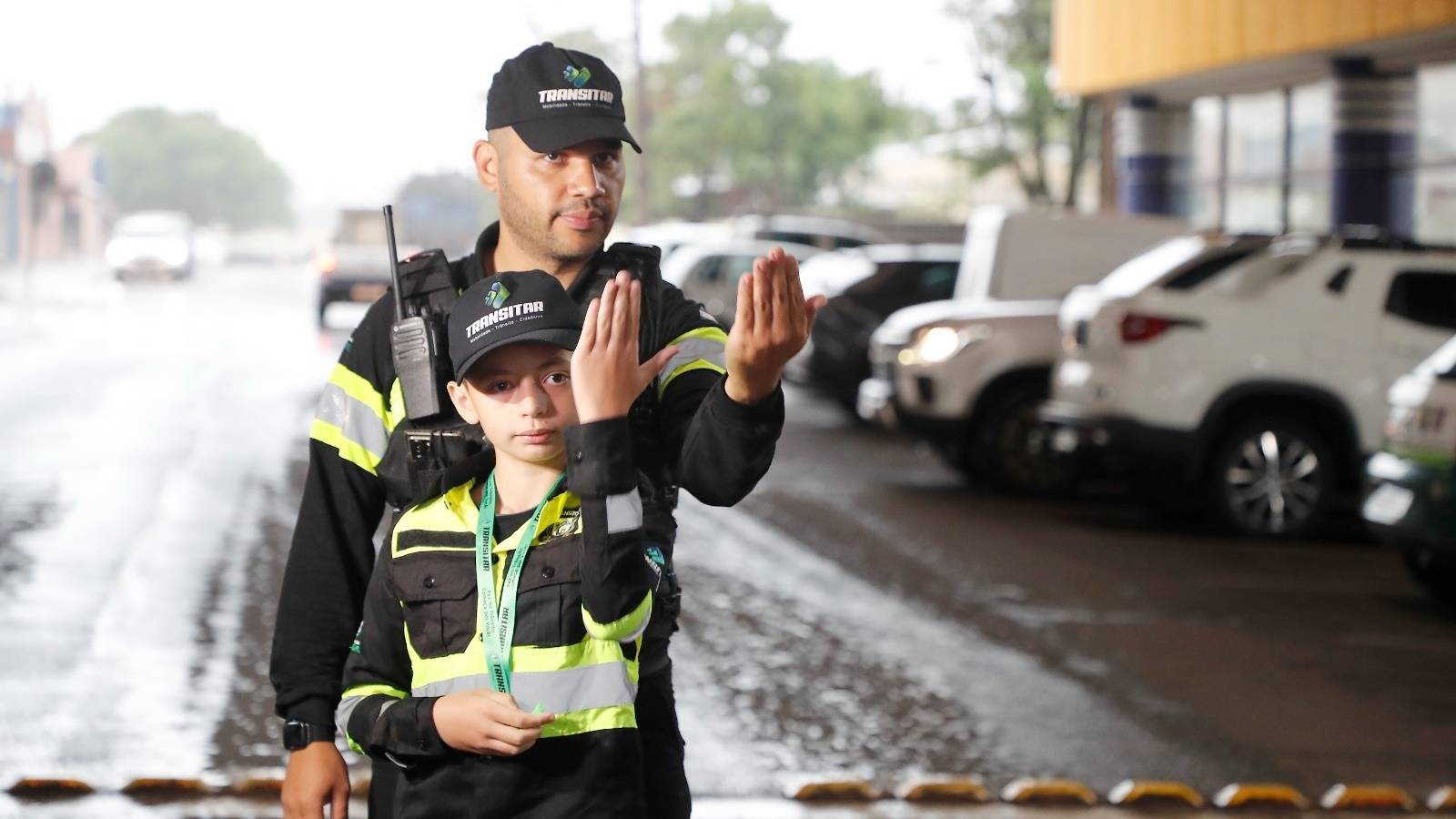 Transitar: Crianças viram agentes mirins e dão lição aos motoristas no trânsito