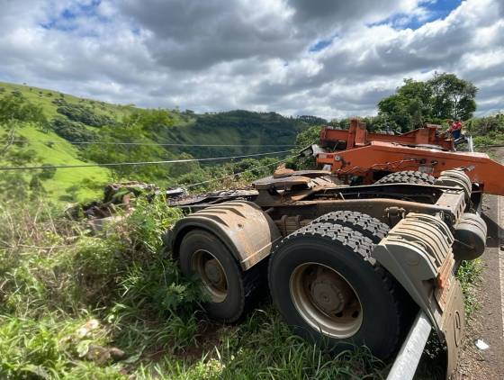 Caminhoneiro morre e passageiro fica gravemente ferido após saída de pista na BR-158 no Paraná