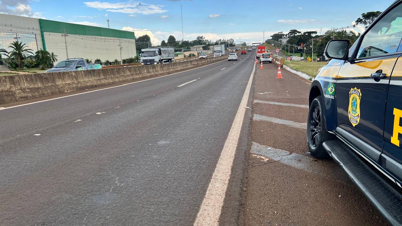 Duas pessoas ficam feridas após serem atropelada por automóvel na BR-277 em Cascavel