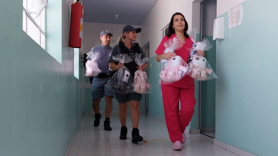 Pacientes do Litoral recebem travesseiros infantis feitos em unidade prisional de Cascavel