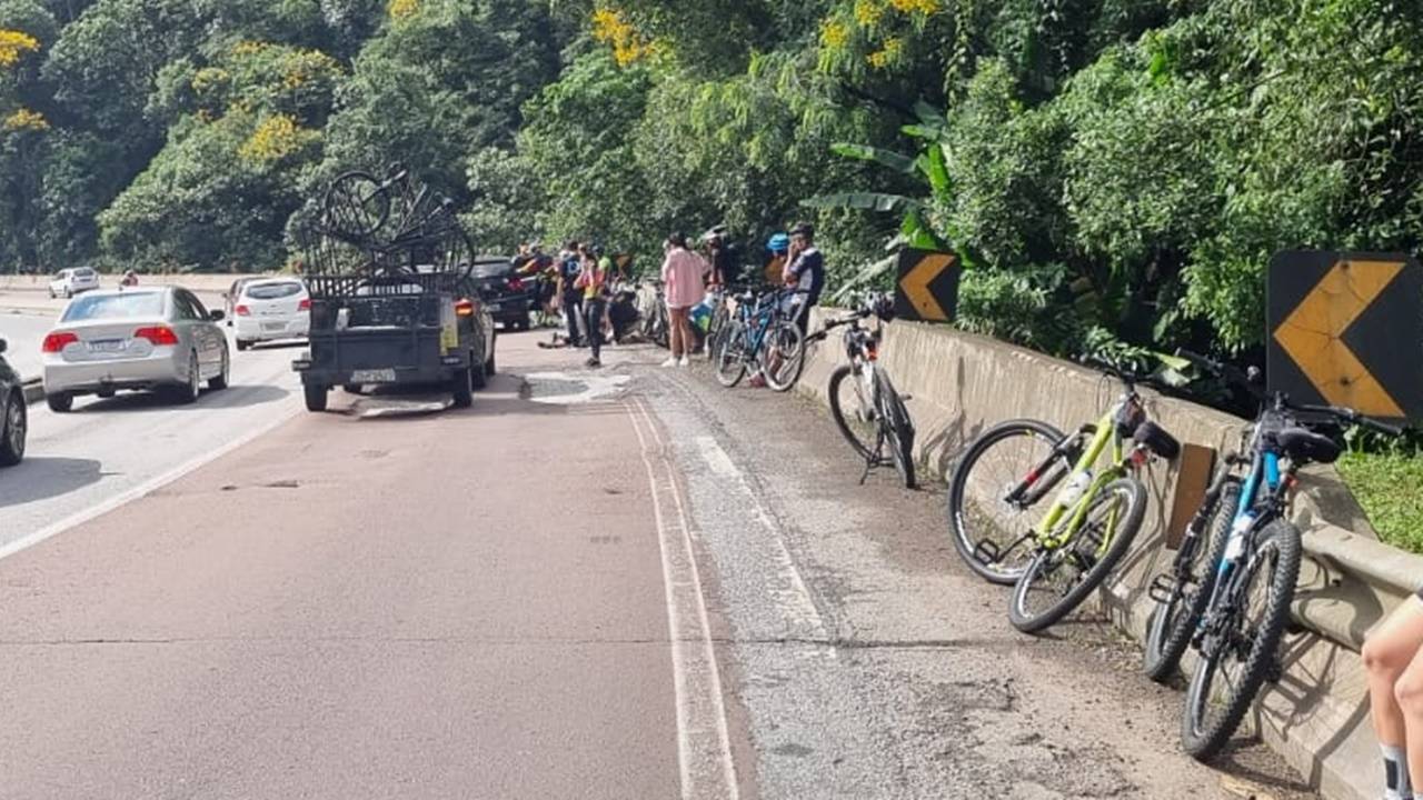 Ciclista é salva por policiais rodoviários após parada cardiorrespiratória na Serra do Mar