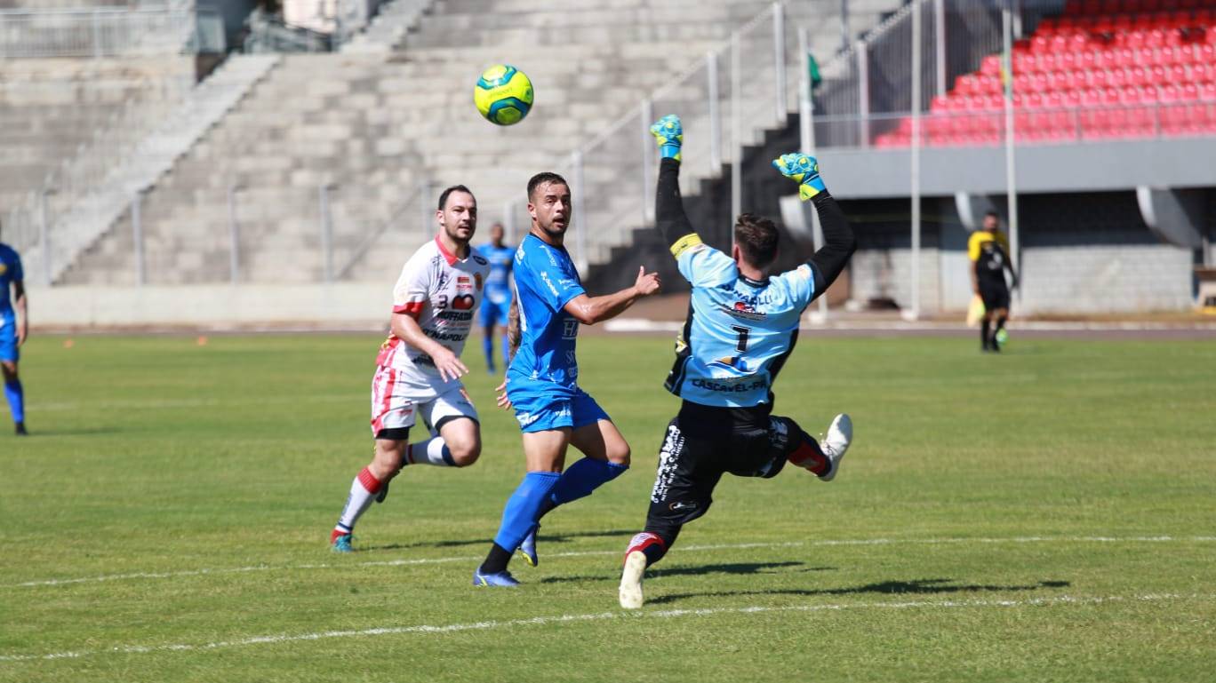 D'Napolli pressiona o FC Cascavel em um belo jogo amistoso no Estádio Olímpico