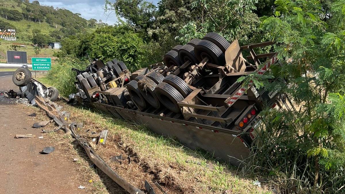 Motorista escapa ileso de capotamento na BR-277 em Matelândia