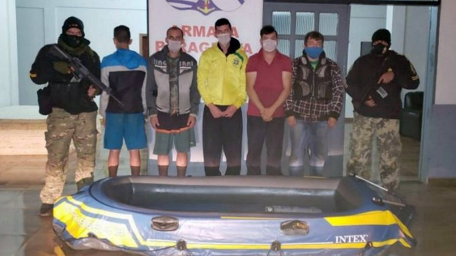 Cinco homens são presos tentando entrar no Paraguai em um bote inflável