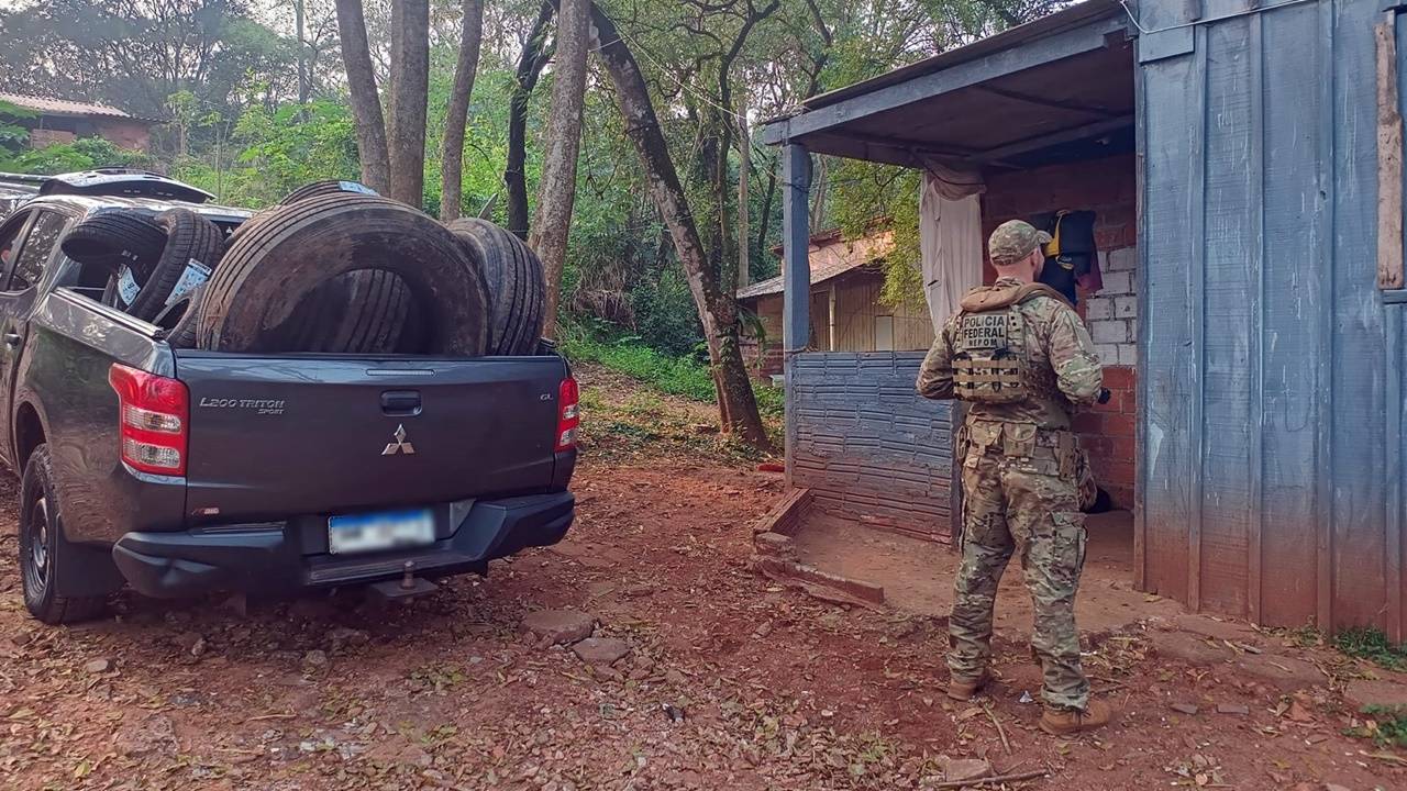 Polícia Federal fecha depósito com dezenas de pneus contrabandeados em Foz do Iguaçu